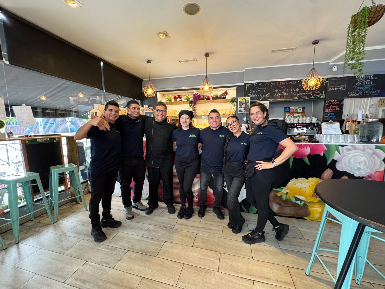 El equipo de Cacao & Coffee al completo delante del mostrador de la cafetería
