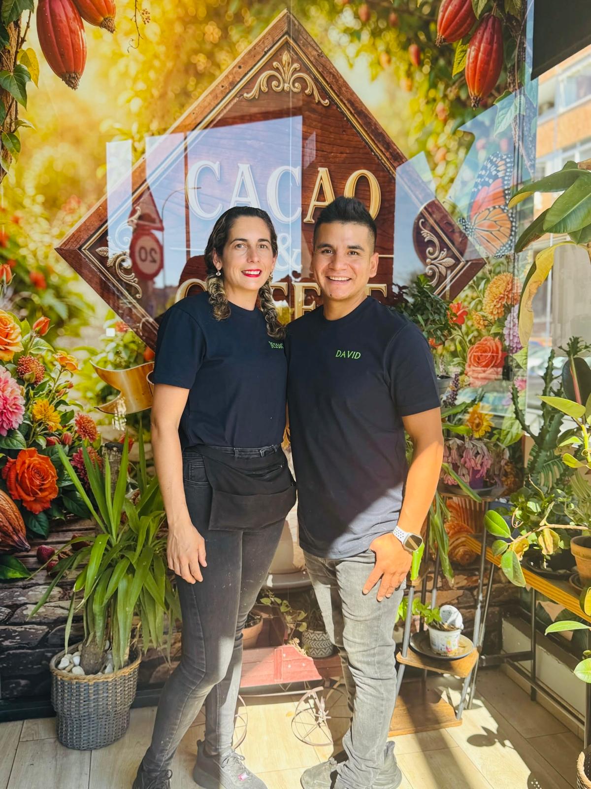 Los dos fundadores de Cacao & Coffee sonriendo delante del escaparate del local