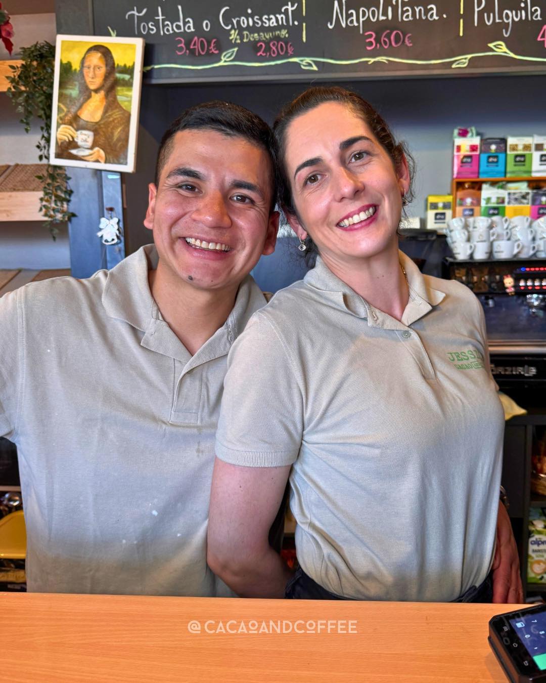 Los dos fundadores sonriendo detrás de la barra de Cacao & Coffee