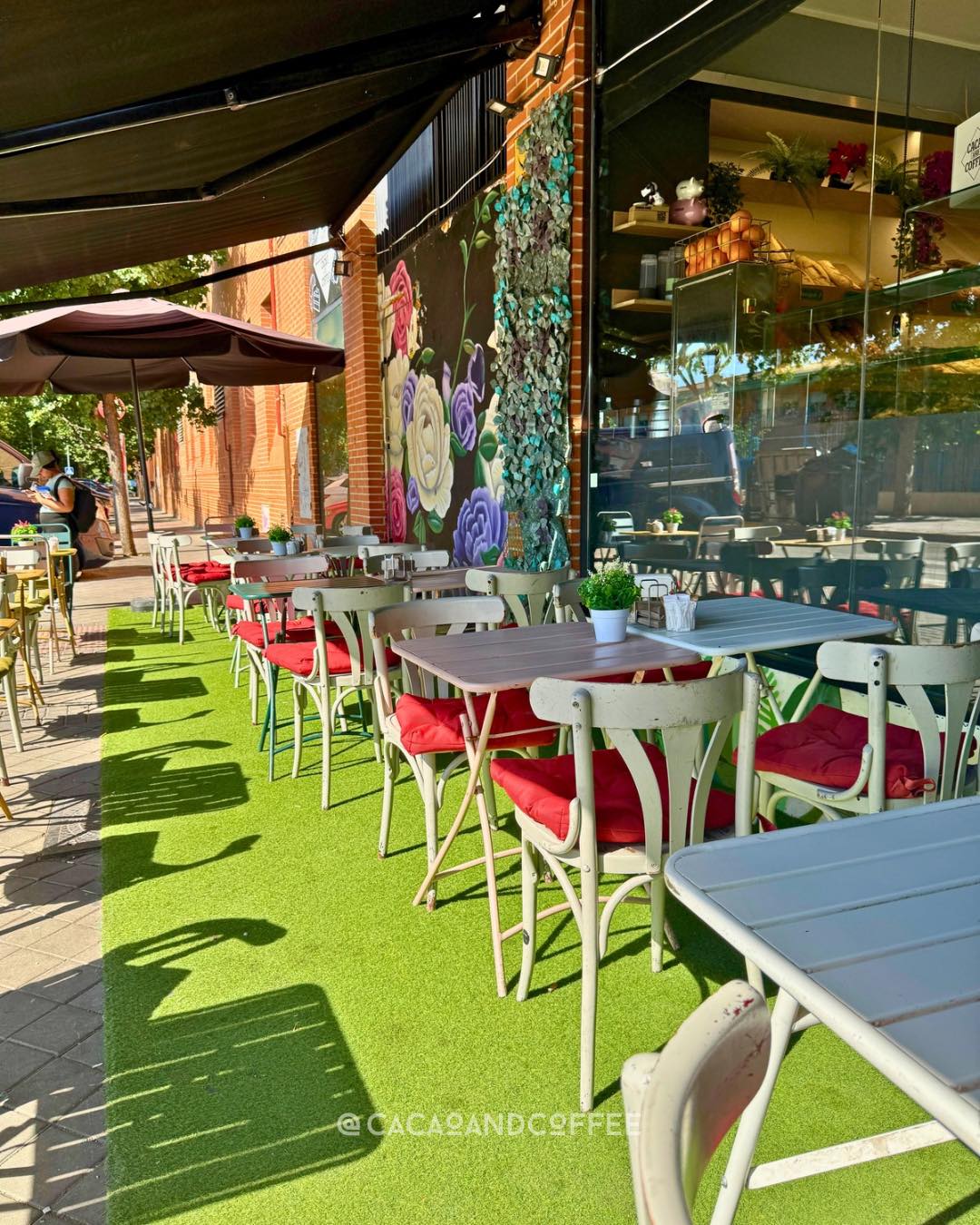 Fachada y terraza de Cacao & Coffee en Torrejón de Ardoz